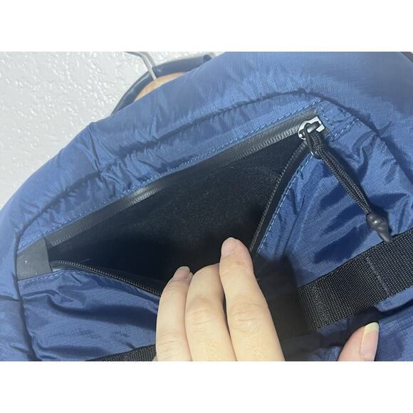 Oakley NEW Backpack Blue Outdoor Backpack Compartments Insulated Pocket - Picture 8 of 16